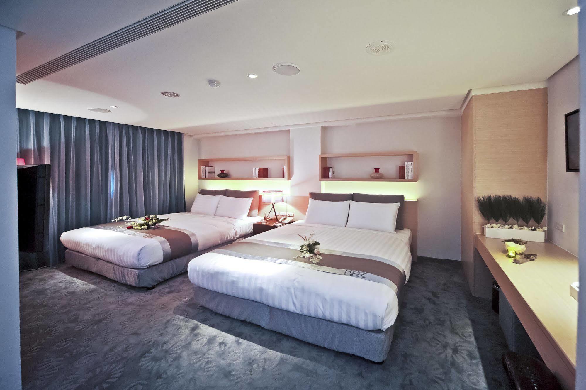 Herz Motel Taichung Exterior photo