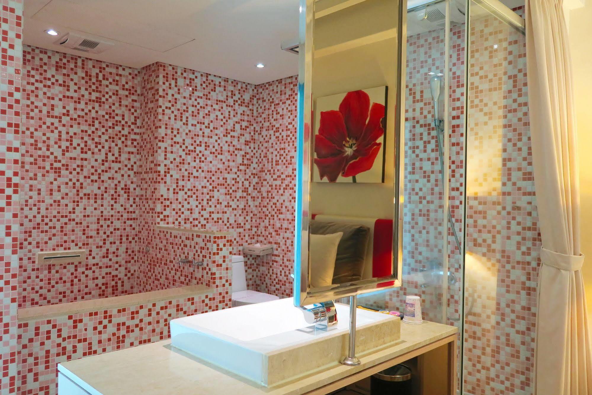 Herz Motel Taichung Exterior photo