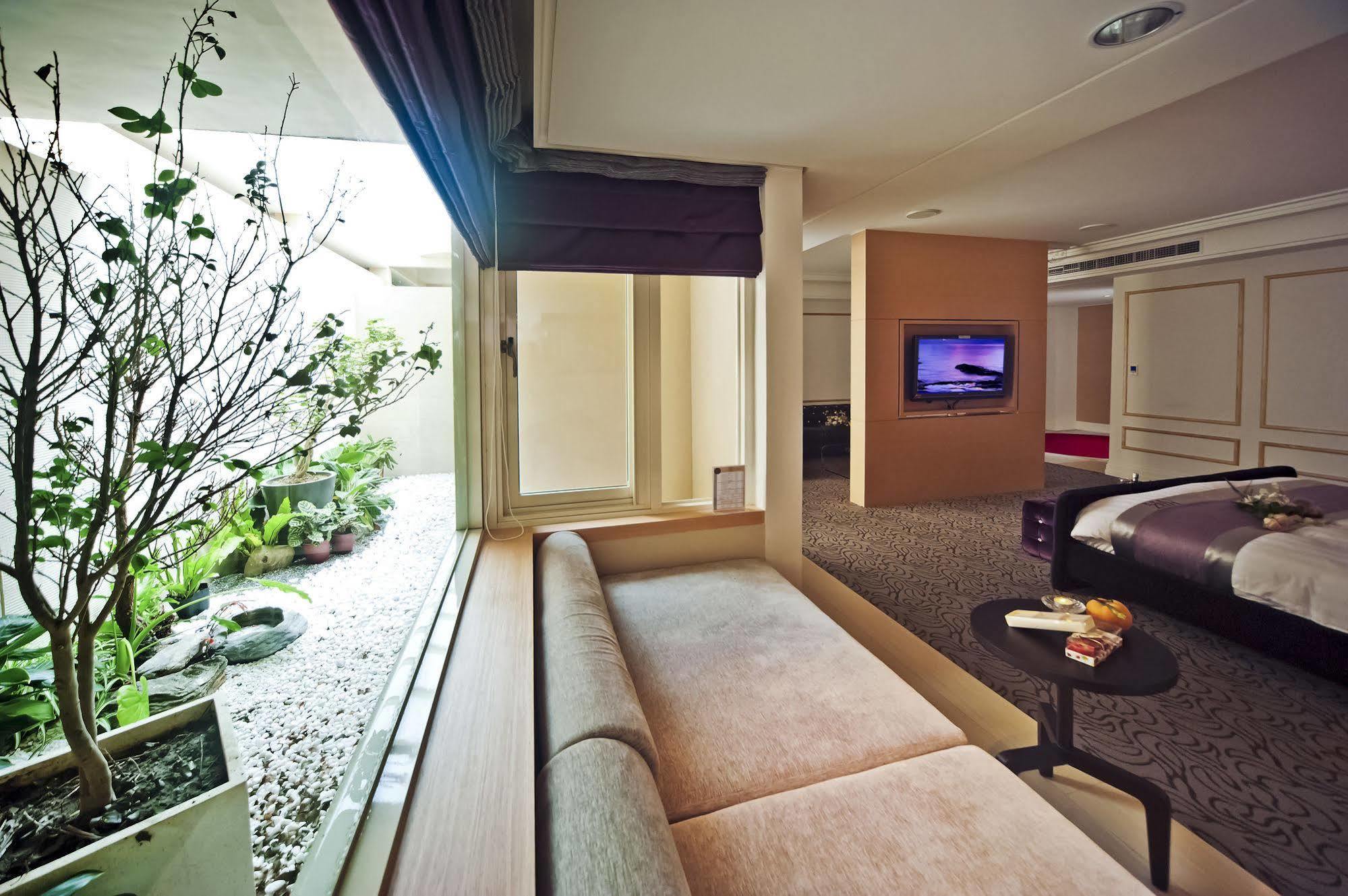 Herz Motel Taichung Exterior photo