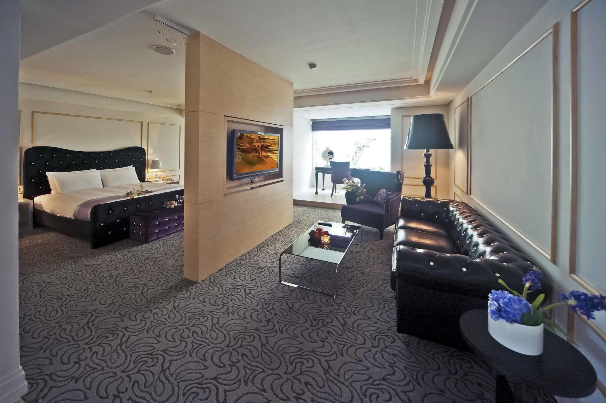 Herz Motel Taichung Exterior photo